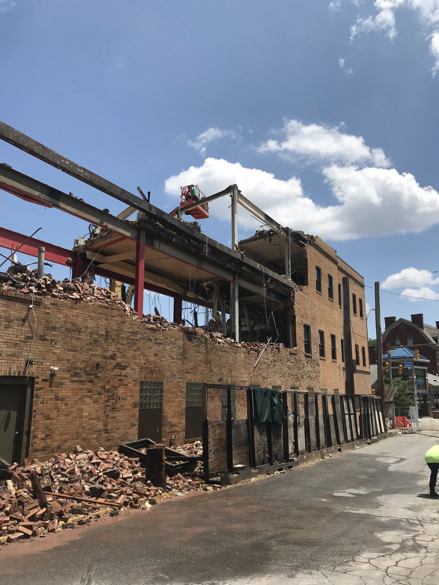 5051 Centre Ave